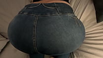Je viens dans le pantalon de ma femme avec un cul énorme