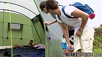 Giovani amanti all'aperto trio cazzo in una tenda da campeggio