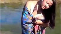Chica disfrutando en el río en la selva