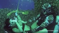 Ебля эту грудастую милашку под водой во время подводного плавания
