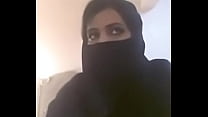 イスラム教徒の熱い熟女はビデオ通話で彼女のおっぱいを公開します