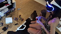 Sœurs jouant au Playstation VR Horror Game quand soudain je suis arrivé