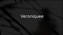 Veroniquee en encaje blanco: Veroniquee es una chica webcam en línea sexy y caliente