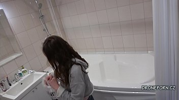 Garota tcheca Keti no chuveiro - câmera escondida