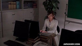 Señora de la oficina japonesa, Aihara Miho se masturba en el trabajo, sin censura
