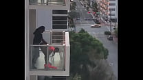 sesso coppia ebano sul balcone