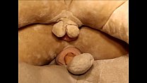 Boneca sexual curvilínea sendo fodida por 2 bonecos sexuais masculinos em filme pornô de fantoches