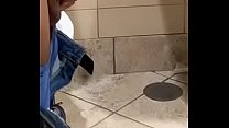 Mec indien branler grosse bite dans les toilettes