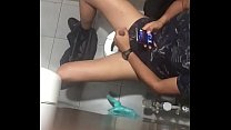 Masturbe dans les toilettes publiques