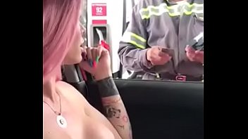 TRANSEX WENT TO FUEL THE CAR AND SHOWED HIS BREASTS TO THE CAIXINHA FRONTMAN