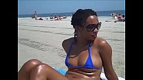 Quasi nuda sulla spiaggia di ebano