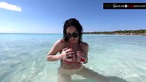 Kissa Sins rivela le sue nuove tette nelle Bahamas mentre succhia Johnny Sins Huge Dick