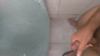 Punheta no Banho / Stroh im Badezimmer