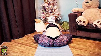 Séance de yoga dans une nouvelle paire de leggings serrés! Profitez de regarder comme je me tend les membres et rebondir mon gros cul * Abonnez-vous à XVideos RED pour les vidéos complètes *