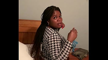Die angolanische Prostituierte der Logistik Talatona vor der Aufnahme beschwert sich über das Video, weil der Freund die wahre Büste von ihr entdecken kann