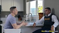 Policjant latynos przekonuje konfidenta do seksu gejowskiego