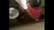Südafrikanischer Sex auf der Toilette