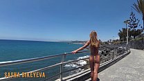 PISS PISS TRAVEL - Ragazza russa in un micro bikini fa la pipì in pubblico a Gran Canaria