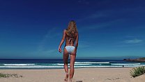 PISS PISS TRAVEL - Русская девушка-нудистка Саша Бикеева писает на общественном пляже Донинос на Галиции, Испания