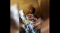 Nigéria se masturbe avec une grosse bouteille pendant qu'il se baigne