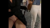Жена раздвигает ноги, чтобы показать пизду туристам