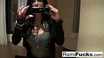 Filme de sexo caseiro em um hotel com a sexy Romi Rain
