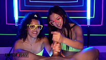 Amateur Boxxx - Lulu Chu ed Ella Cruz fanno una sega al neon
