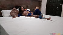サリカジューシーなインドのティーン官能的な寝室の性交