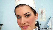 Infirmière en uniforme portant la chatte masturbation de Sandra au gynécologue