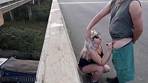 Mariée blonde sucer un ami sur un pont d'autoroute