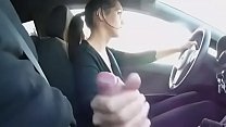 Chica conduciendo una polla mientras conduce un coche