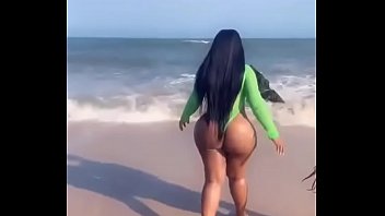 Модель GHANA MOESHA BODOUNG трясет задницей на пляже