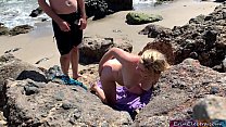 Die üppige Blondine, die nackt am Strand ein Sonnenbad nimmt, fickt einen Typen - Erin Electra
