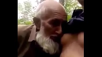 Pai gay muçulmano Desi chupando mamilo em público
