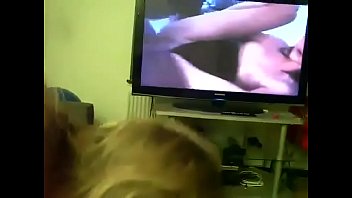Stiefmutter gibt Stiefsohn den Kopf, während er sich Pornos ansieht