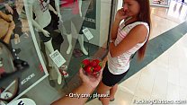 トイレでの甘いイチゴの約束の性交
