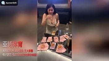Chica tailandesa de acompañamiento llena vino de dinero y vende pechos