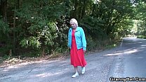 Abuelita rubia haciendo autostop recogida y follada a lo perrito en la carretera