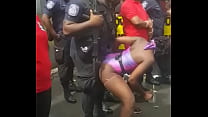 Popozuda noir se battant contre un policier lors d'un événement de rue
