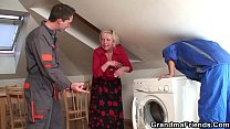 Due riparatori scopano la nonna tettona fino allo sperma