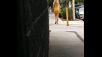 CANDID bionda super sexy che cammina per strada in un vestito giallo sexy