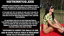 Hotkinkyjo вставляет большие яйца в ее задницу на открытом публичном поле и пролапс