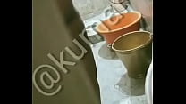Il figliastro Tamil fa una sbirciatina, mostrando le tette nel video del bagno 2