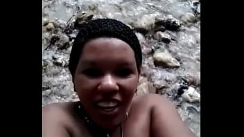 Dominicana bañándose en el río.