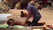 VIP SEX VAULT - Come affrontare una ragazza in spiaggia e scoparla (Noe Milk e Antonio Ross)