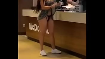 Она показывает свою задницу в торговом центре, как ее зовут