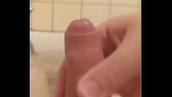 Masturbando meu pau sem cortes no meu banheiro