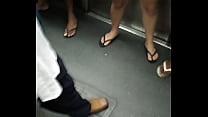 地下鉄でショートパンツのホットな女の子