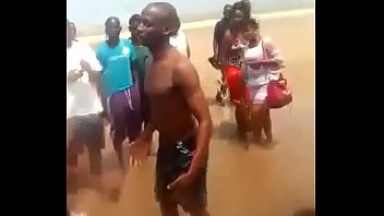 Un Libérien se fait pomper la tête à la plage