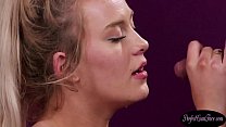 Beleza britânica chupa o pau depois da massagem